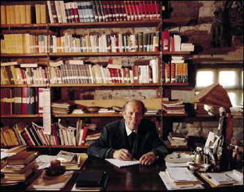 p. Turoldo nel suo studio presso l'Abbazia di S. Egidio (BG) - Foto di Nino Leto