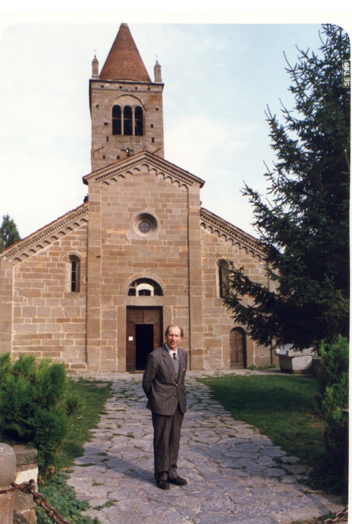 p. David davanti alla chiesa dell'Abbazia di S. Egidio (Archivio SDM di Fontanella)