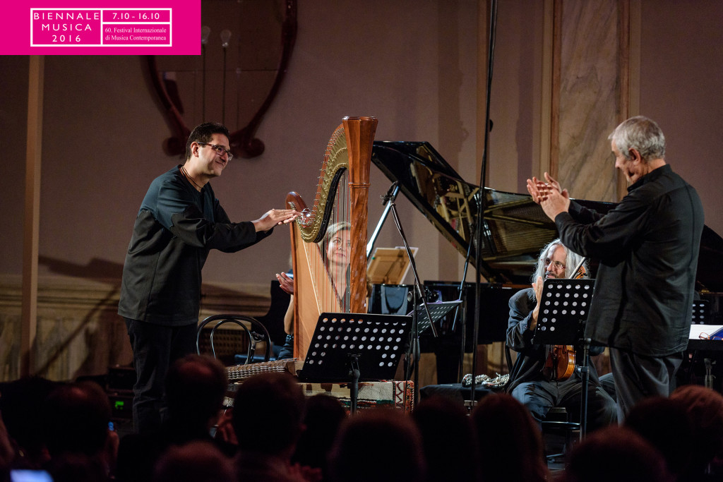 Karen Keyhani a sx, Sandro Gorli direttore del Divertimento Ensemble a Dx (Biennale di Venezia 2016, foto di Andrea Avezzu)