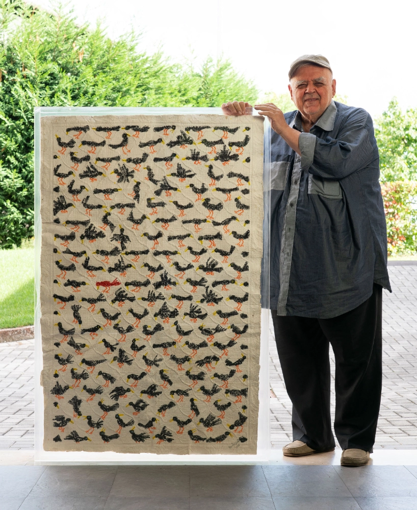 Pino Guzzonato con l’opera Merlo rosso (2008)