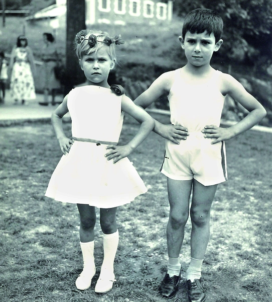 Due bambini, un maschio e una femmina, in tenuta ginnica durante una manifestazione dell'Associazione Pionieri d'Italia negli anni '50