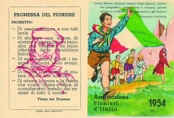 Retro della tessera dell'Associazione Pionieri d'Italia del 1954 con il testo della "Promessa del Pioniere" e immagine di Garibaldi.