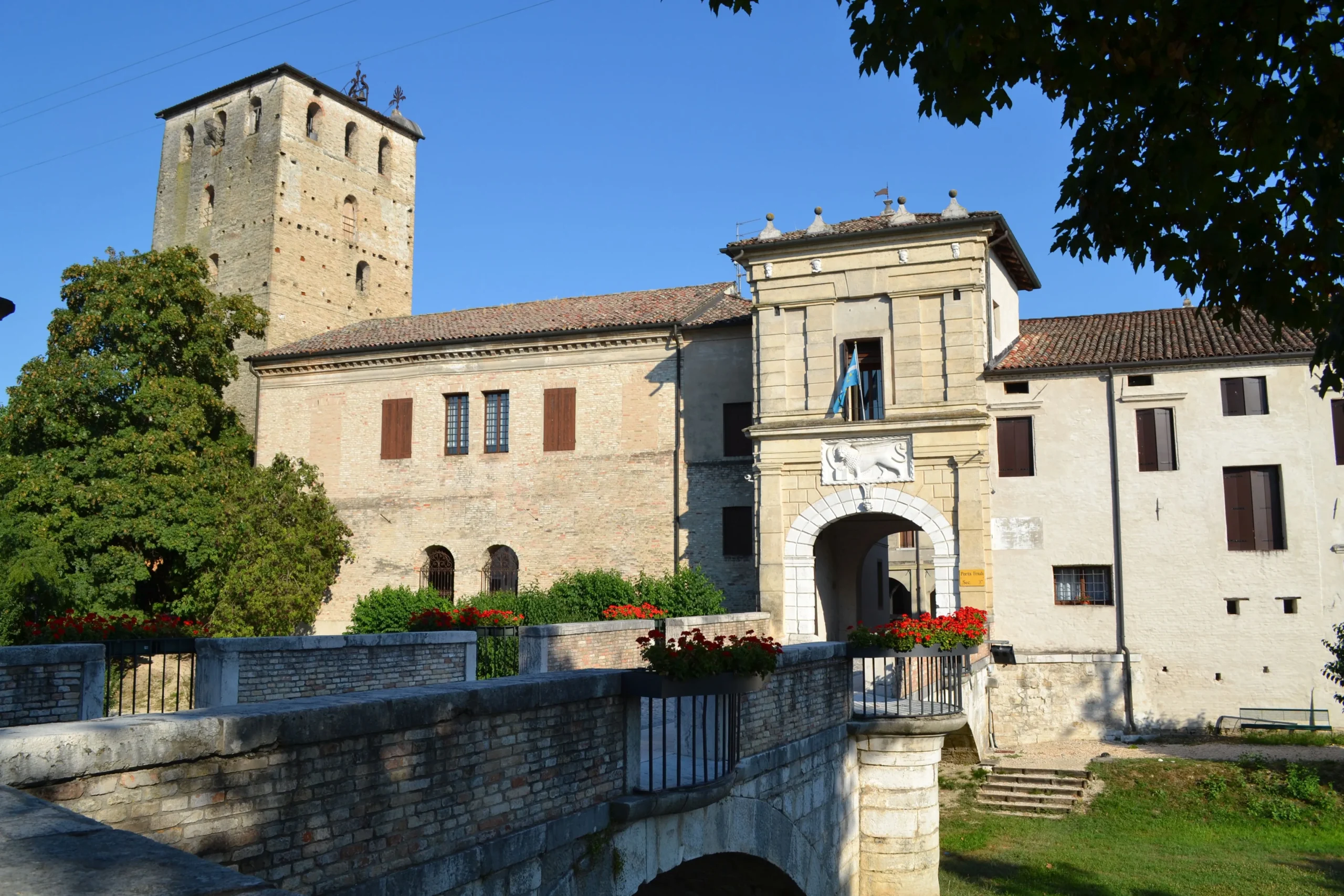 Porta Friuli a Portobuffolè: architettura medievale con ponte e torre, luogo chiave nel romanzo Il rogo della Repubblica di Andrea Molesini