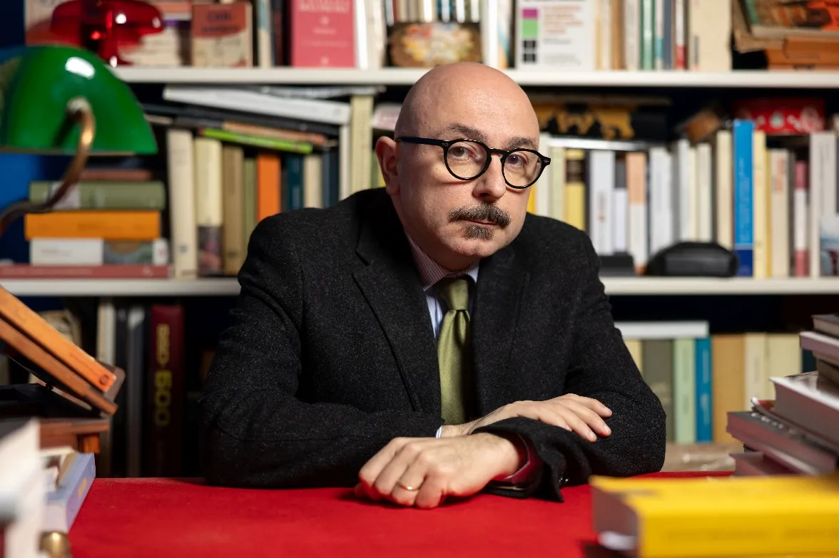 Il musicologo e autore Carlo Fiore nel suo studio mentre presenta il saggio La musica dei cattivi