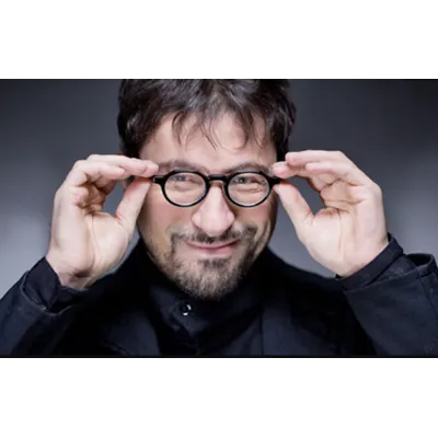 Ritratto in primo piano del compositore Francesco Filidei che indossa gli occhiali