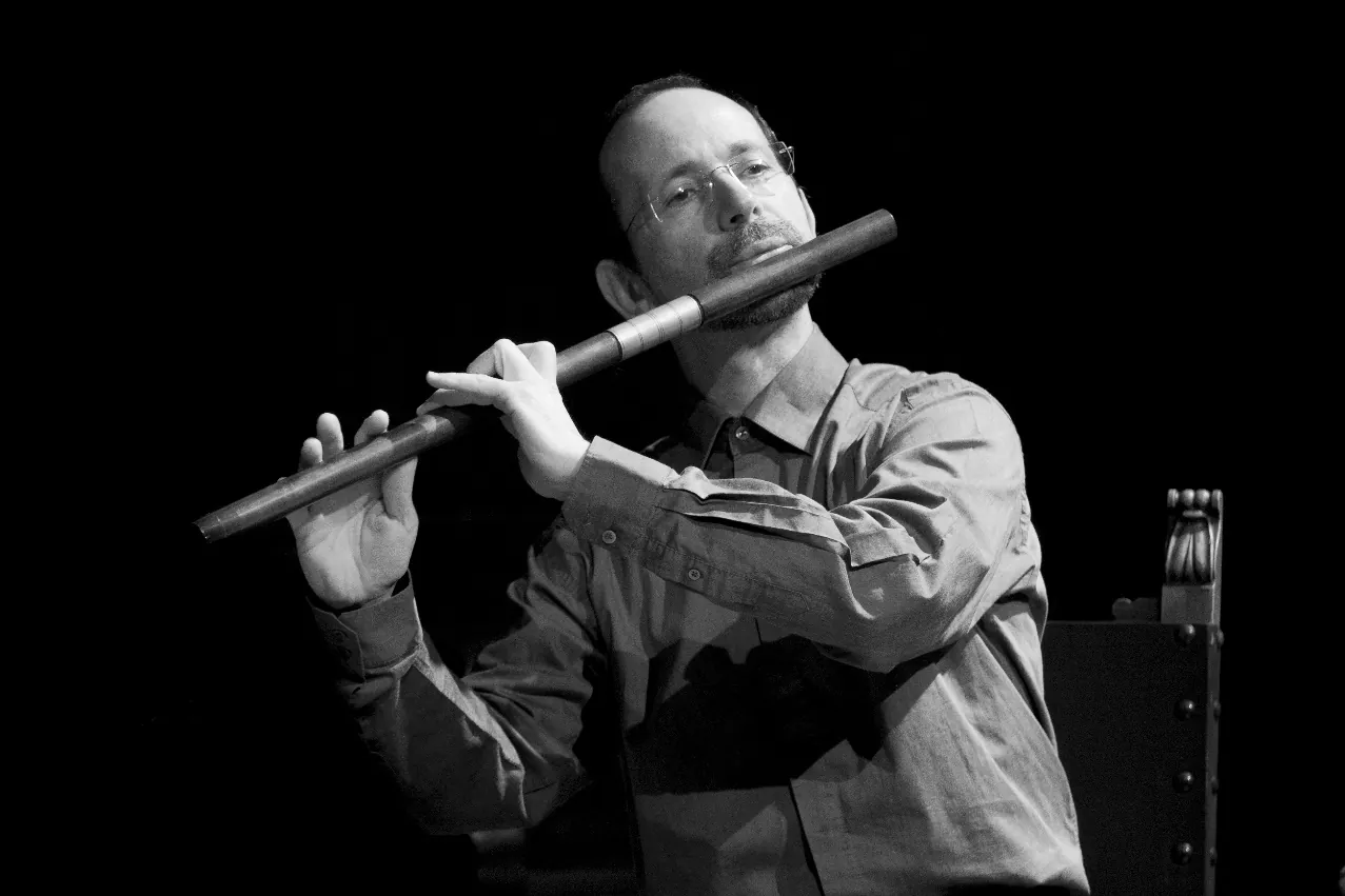 Il musicista Goffredo Degli Esposti mentre suona un flauto antico durante un concerto di musica antica