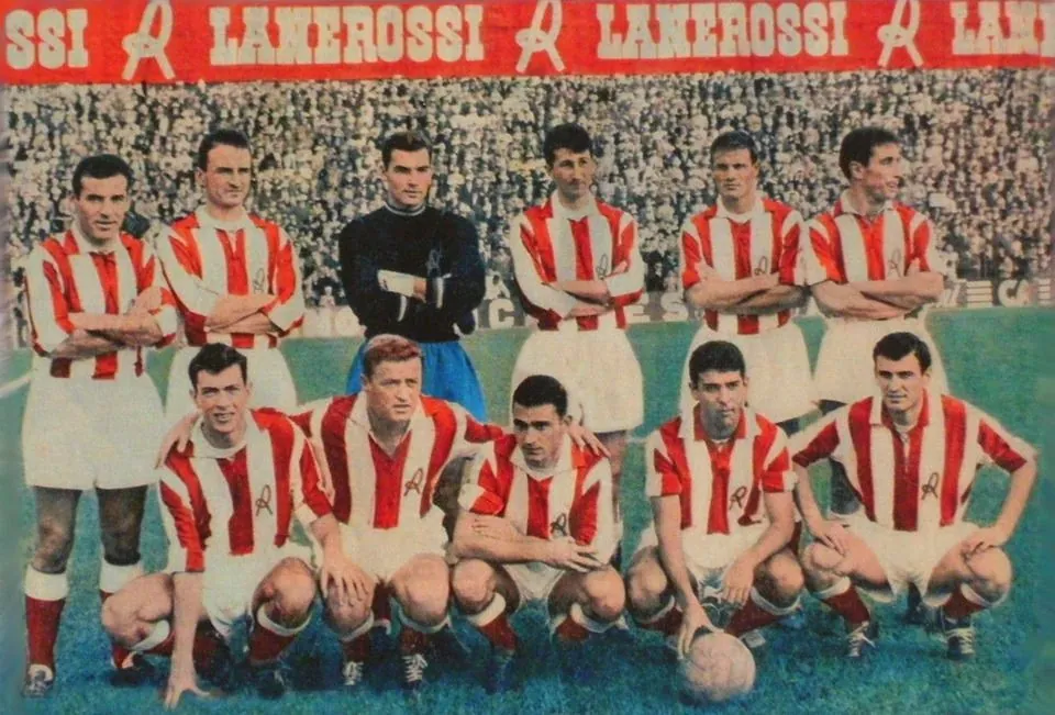 Formazione storica del Lanerossi Vicenza con maglie biancorosse, simbolo del calcio d'altri tempi citato nel contesto letterario di Stefano Strazzabosco.