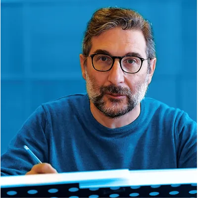 Il compositore Mauro Montalbetti ritratto durante il suo lavoro creativo.